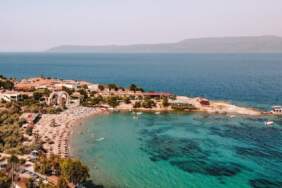 Çeşme değil, Alaçatı hiç değil! İzmirliler akın akın buraya gidecek! İzmir’in okyanusu aratmayan en güzel plajı