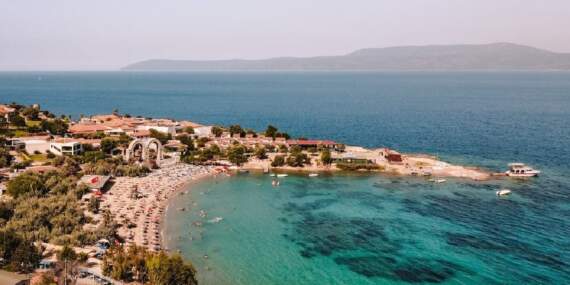 Çeşme değil, Alaçatı hiç değil! İzmirliler akın akın buraya gidecek! İzmir’in okyanusu aratmayan en güzel plajı