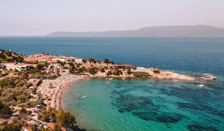 Çeşme değil, Alaçatı hiç değil! İzmirliler akın akın buraya gidecek! İzmir’in okyanusu aratmayan en güzel plajı