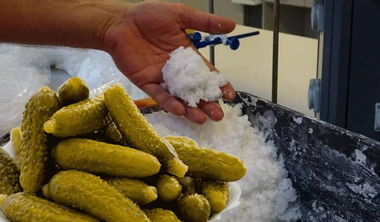 Bu tuzla kurulan turşular sadece lezzetli değil, adeta vitamin deposu! Özel üretiliyor: Turşuyu başka boyuta taşıyor