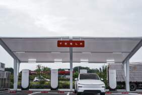 Tesla’nın yeni silahı devrede! V4 Supercharger test edildi, sadece Tesla’ları değil hepsini şarj edecek: İşte o şarj hızı…