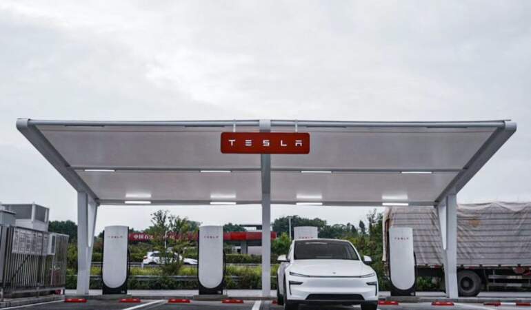 Tesla’nın yeni silahı devrede! V4 Supercharger test edildi, sadece Tesla’ları değil hepsini şarj edecek: İşte o şarj hızı…