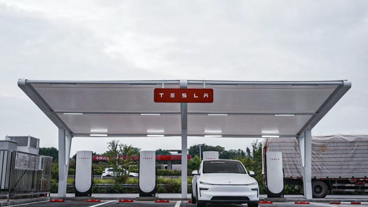 Tesla’nın yeni silahı devrede! V4 Supercharger test edildi, sadece Tesla’ları değil hepsini şarj edecek: İşte o şarj hızı…