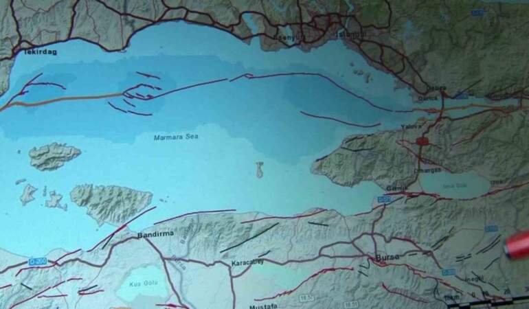 6 Şubat depremi tahmini ile gündem olmuştu! Gemlik depremi sonrası 2 bölgeyi işaret etti: 6.8 büyüklüğüne kadar çıkabilir