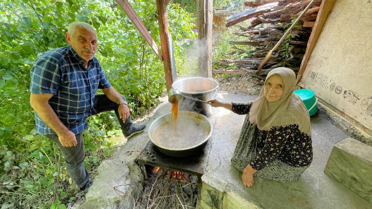 Geleneksel üretim sürüyor, eşi benzeri bulunmuyor! Bahçeden taze toplayıp kıvam veriyorlar: Tatmak için İstanbul’dan geliyorlar