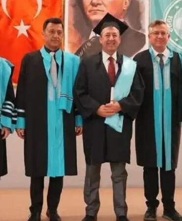 Yaşıtlarını çatır çatır çatlattı, 60 yaşında mezun oldu! Üniversite sevinci geç olsa da yaşandı