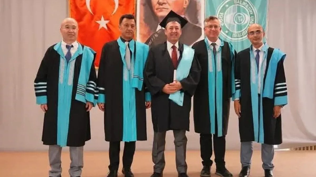 Yaşıtlarını çatır çatır çatlattı, 60 yaşında mezun oldu! Üniversite sevinci geç olsa da yaşandı