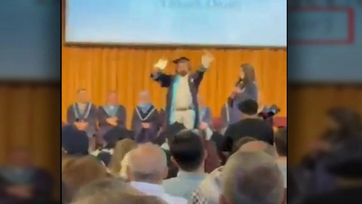 İmamoğlu’na destek için diplomasını yırtan genç gözaltına alındı