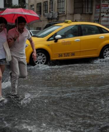 Meteoroloji turuncu alarm verdi: Şiddetli yağış ve fırtına geliyor