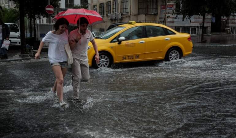 Meteoroloji turuncu alarm verdi: Şiddetli yağış ve fırtına geliyor