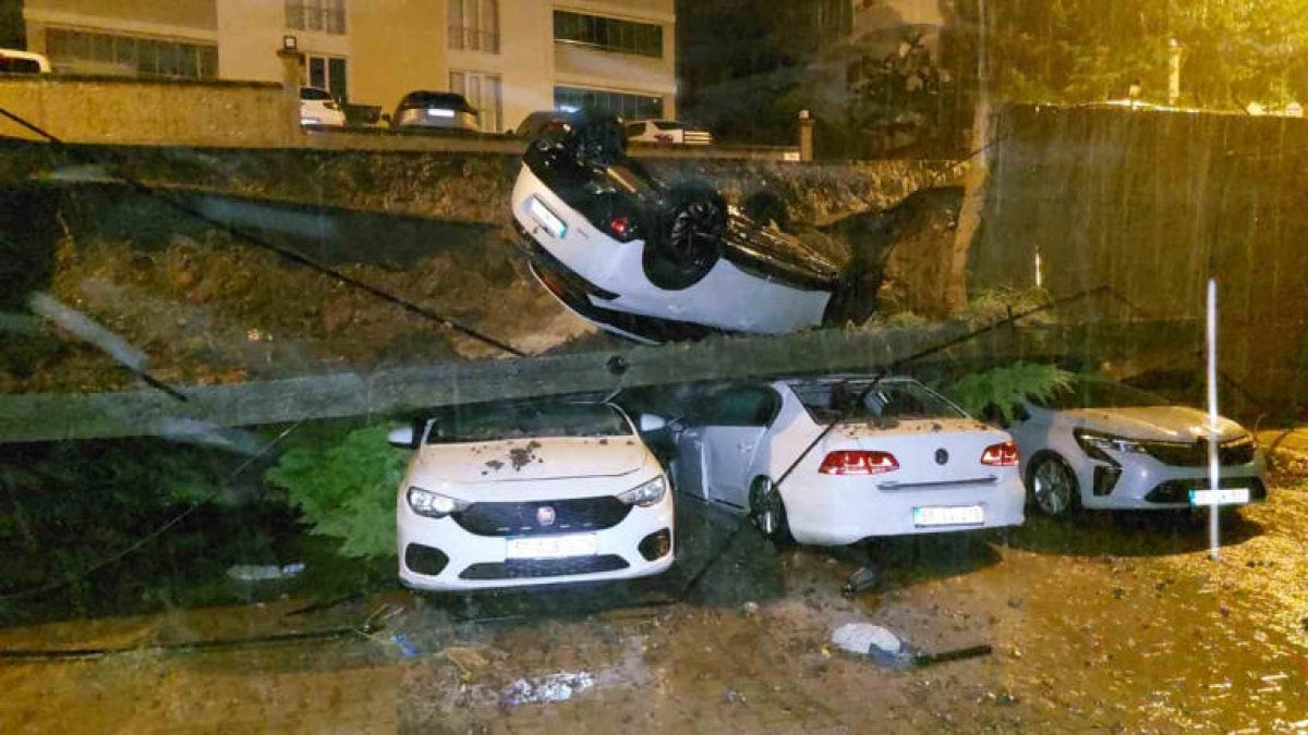 Meteoroloji uyarmıştı! Samsun’da sağanak felaketi: İstinat duvarı çöktü, araçlar hurdaya döndü