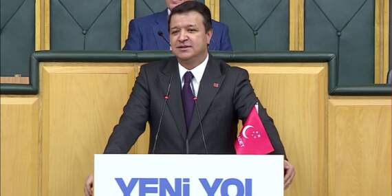 Mahmut Arıkan kürsüye gelin ve damatla çıktı: Bunun adı ekonomik kriz