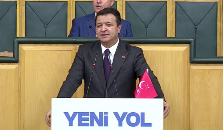 Mahmut Arıkan kürsüye gelin ve damatla çıktı: Bunun adı ekonomik kriz