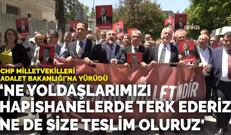 CHP milletvekilleri Adalet Bakanlığı’na yürüdü: Ne yoldaşlarımızı hapishanelerde terk ederiz ne de size teslim oluruz