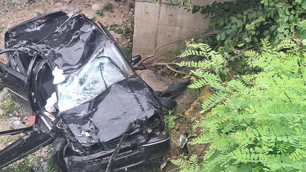 Rize’de feci kaza! Araç dereye uçtu: 1 ölü, 8 yaralı