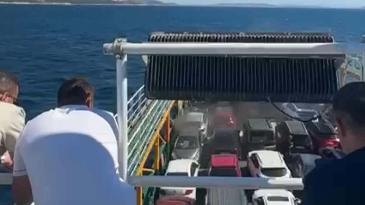 Marmara Adası açıklarındaki feribotun makine dairesinde yangın