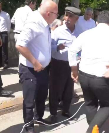 Mahmut Tanal, Tutdere’nin ev hapsi cezasına tepki olarak ayağına ip bağladı