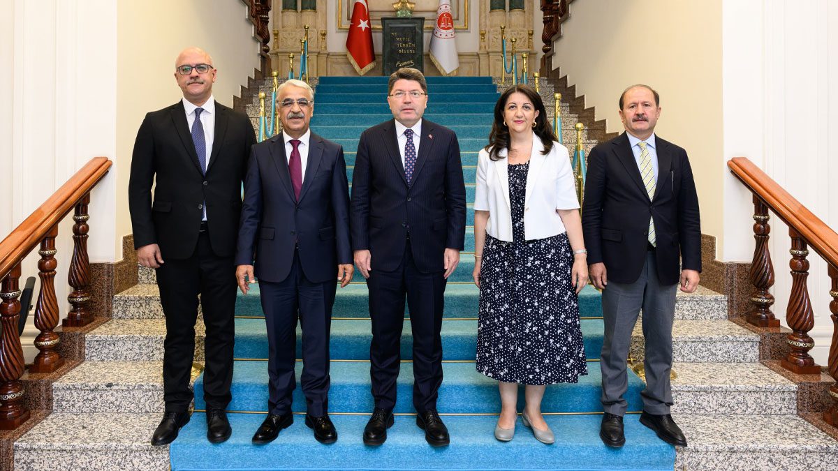 DEM Parti görüşmesi sonrası bakan Tunç’tan açıklama: Terörsüz Türkiye hedefiyle Türkiye Yüzyılı’nı birlikte inşa edeceğiz