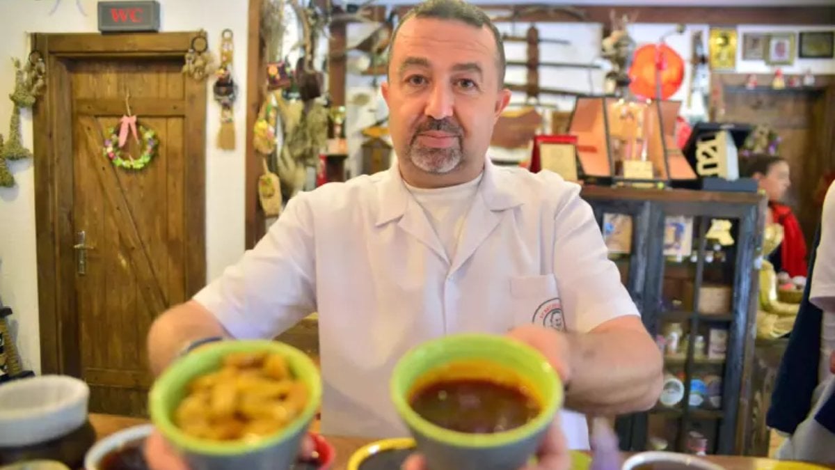 Mangalda biber közlerken buldu, hemen işe koyuldu! Kimsenin aklına gelmezdi ama o taleplere yetişemiyor