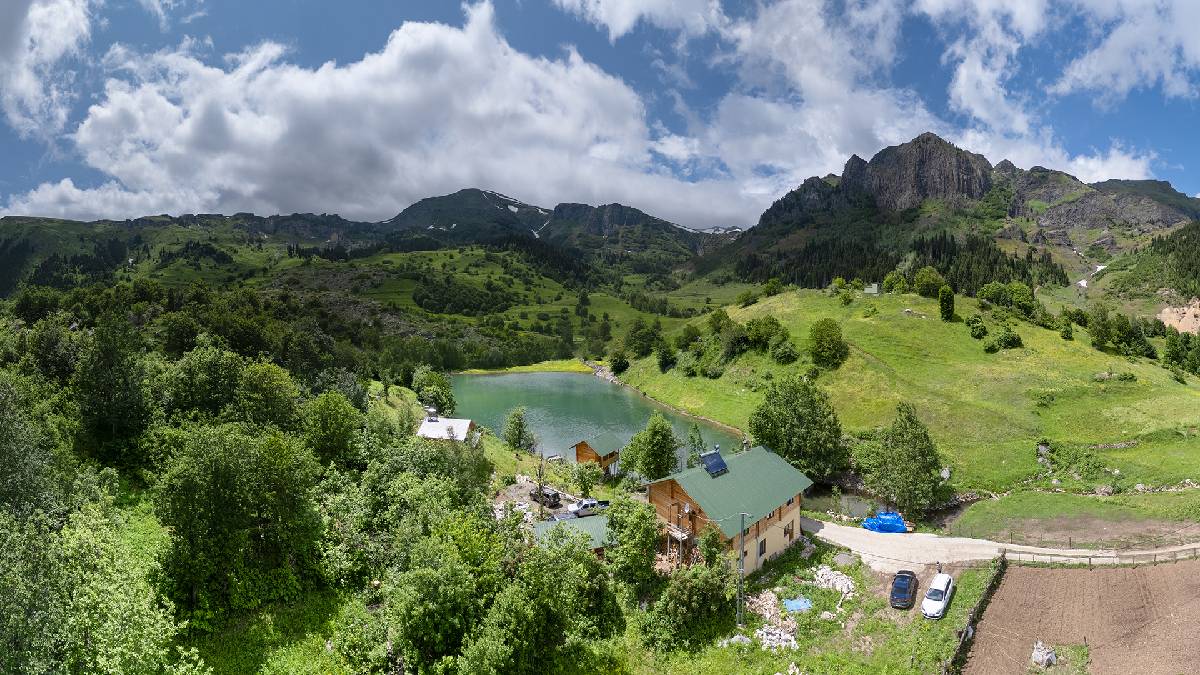 Yeşilin en güzel tonları burada buluşuyor! Türkiye’nin doğal cenneti: Havası da görüntüsü de büyülüyor