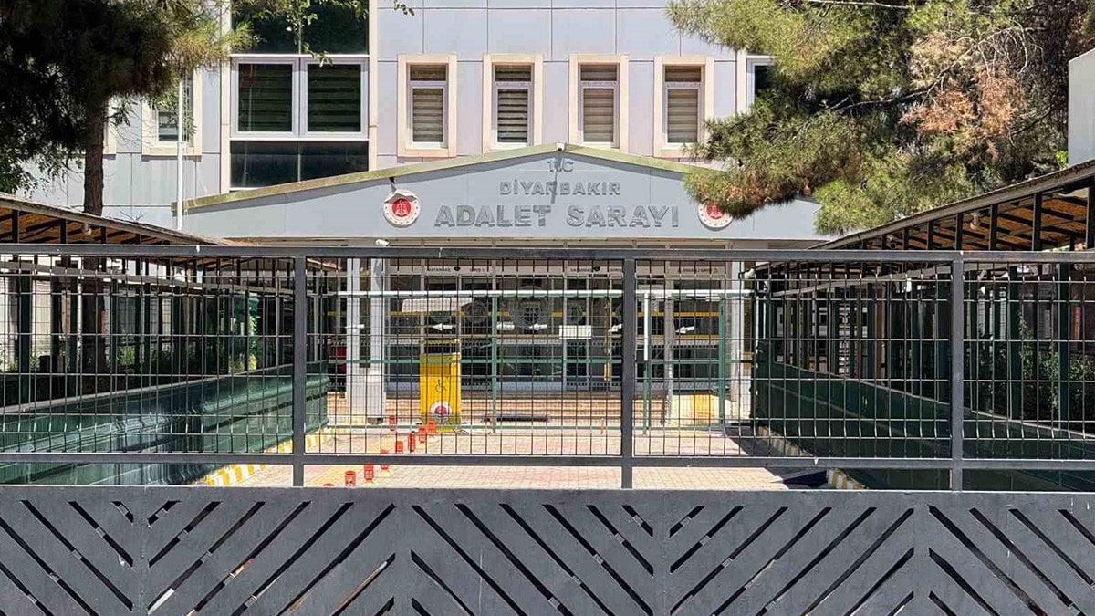 Diyarbakır’da ağabeyin kardeşlerine hayvan dışkısı yedirdiği iddiası… Adli kontrol kararıyla serbest bırakıldı