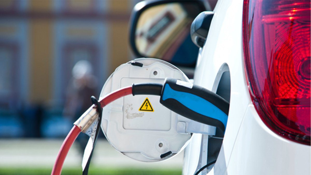 Yeni ÖTV yasası meclis’ten geçti: Emre Özpeynirci açıkladı: Elektrikli otomobillere ÖTV zammı gelecek mi?