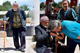 Asırlık çınar Mehmet Ateş: Torununun torunuyla doğum günü kutladı! Her gün bu iki besini mutlaka tüketiyor