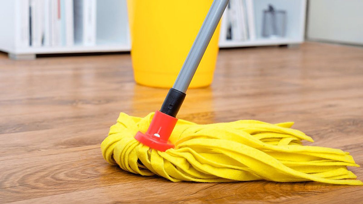 2 kaşık yetiyor! Temizlik suyuna ekleyince parkelerde şaşırtıcı değişim yaşanıyor!