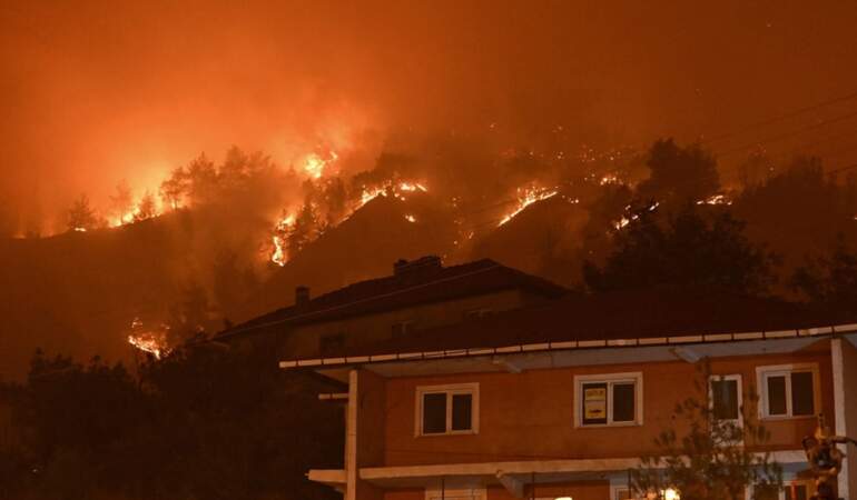 Karabük Valiliği: Yangından 58 yapı etkilendi