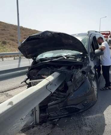 Havalimanı yolunda dehşet veren kaza: Bariyer aracı boydan boya deldi, can kaybı yok!