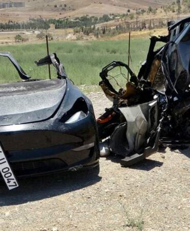 Direğe çarpıp ikiye bölünen Tesla’nın içindeki iki kişi öldü! Yanan araçtan kurtulamadılar