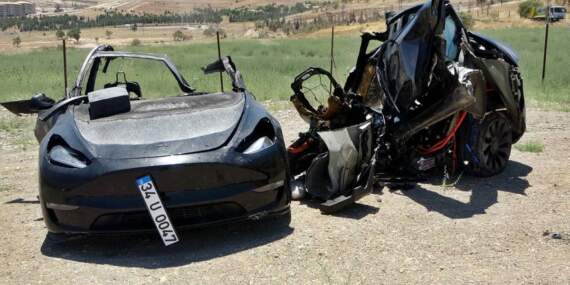 Direğe çarpıp ikiye bölünen Tesla’nın içindeki iki kişi öldü! Yanan araçtan kurtulamadılar
