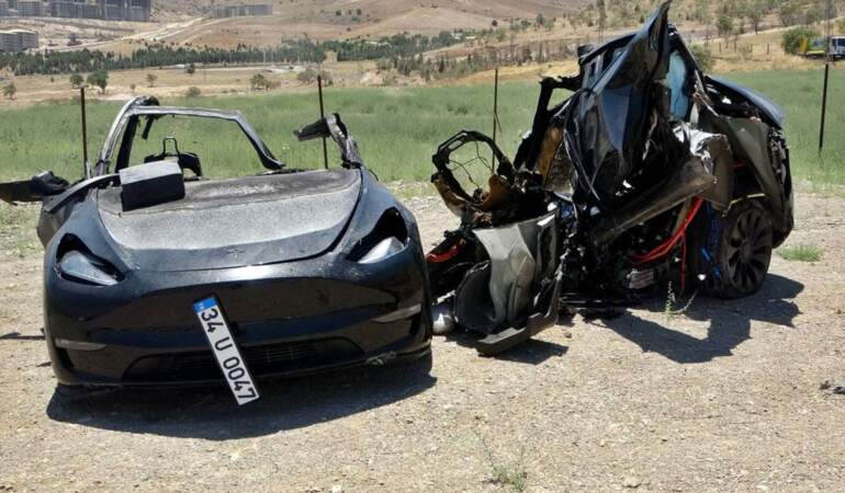 Direğe çarpıp ikiye bölünen Tesla’nın içindeki iki kişi öldü! Yanan araçtan kurtulamadılar