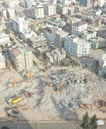 Depremde yıkılan Zümrüt Apartmanı için 5 kamu görevlisi hakkında soruşturma izni