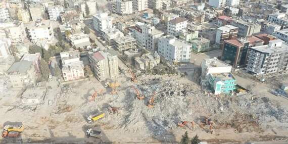 Depremde yıkılan Zümrüt Apartmanı için 5 kamu görevlisi hakkında soruşturma izni