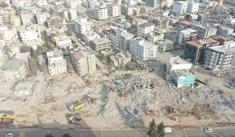Depremde yıkılan Zümrüt Apartmanı için 5 kamu görevlisi hakkında soruşturma izni