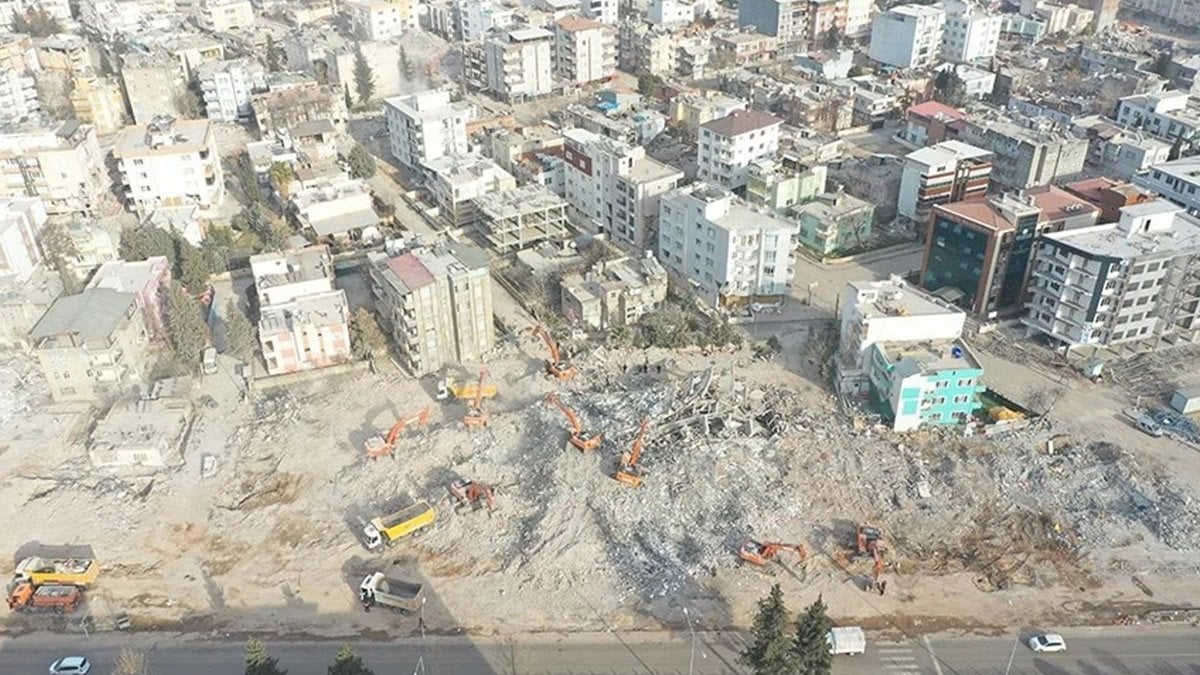 Depremde yıkılan Zümrüt Apartmanı için 5 kamu görevlisi hakkında soruşturma izni