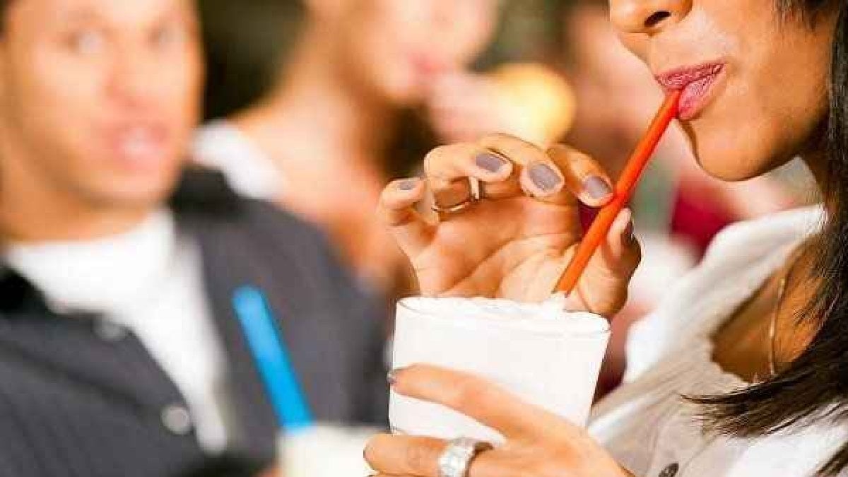 Bu alışkanlıklarınızı hızla bırakın! Uzmanından uyarı: Kırışıklık ve ince çizgilerin oluşmasına neden oluyor