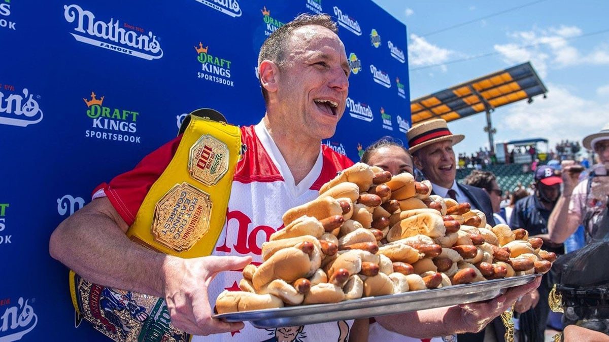 10 dakikada yediği sosisli sandviç sayısı şaşkına çevirdi! Hardal Kemeri’nin yeni sahibi oldu