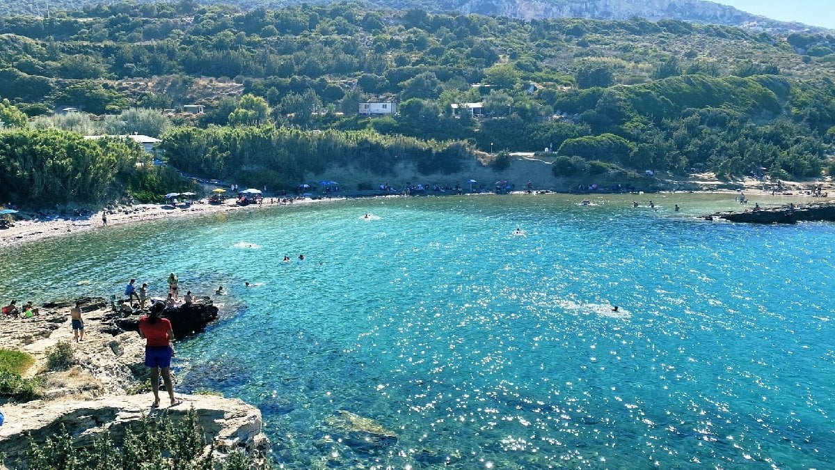 İzmir’e 1.5 saat mesafede yer alıyor, deniziyle herkesi büyülüyor! Arabasına atlayan soluğu burada alacak