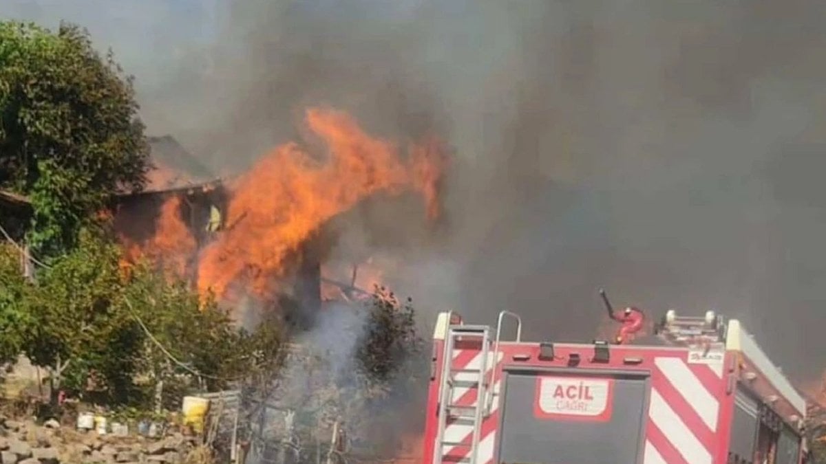 Ankara’da yangın: Ağaçlık alandan evlere sıçradı