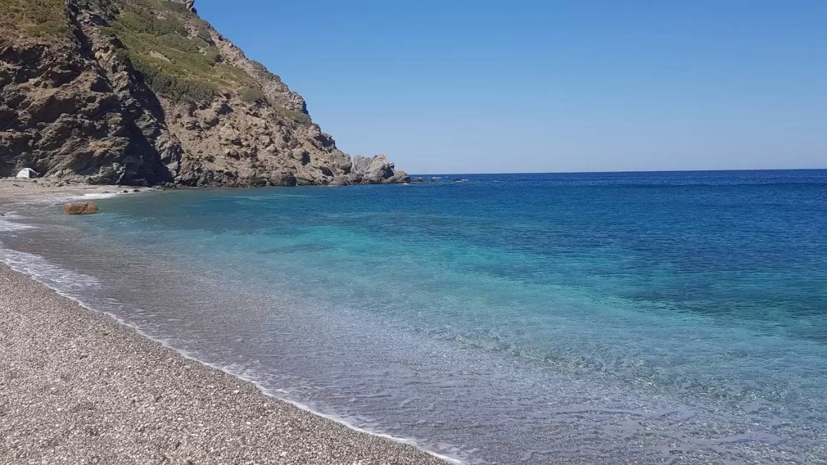 Çeşme’ye elveda! İzmir’in gizli cenneti Gönsüz Koyu keşfedildi: Telefon bile çekmiyor, tam kafa dinlemece!