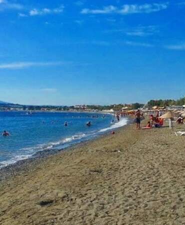 İzmir’de toplu taşıma ile gidilebilen güzelliği: Akarca Plajı: Aileleri sevindiriyor! Hem ucuz hem masmavi!