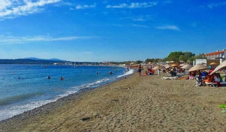 İzmir’de toplu taşıma ile gidilebilen güzelliği: Akarca Plajı: Aileleri sevindiriyor! Hem ucuz hem masmavi!