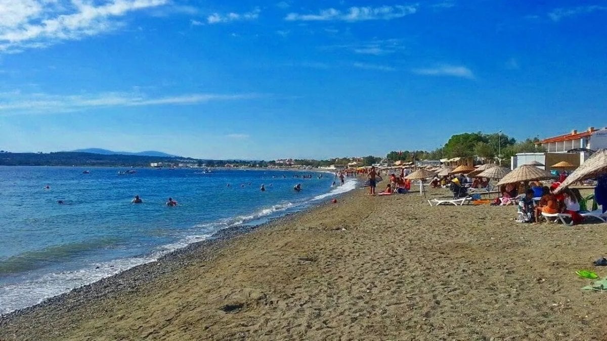 İzmir’de toplu taşıma ile gidilebilen güzelliği: Akarca Plajı: Aileleri sevindiriyor! Hem ucuz hem masmavi!