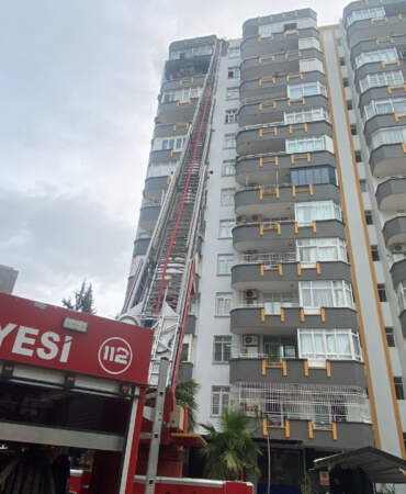 Adana’da 12 Katlı Apartmanda Yangın Paniği! Ev Kullanılamaz Hale Geldi