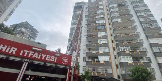 Adana’da 12 Katlı Apartmanda Yangın Paniği! Ev Kullanılamaz Hale Geldi