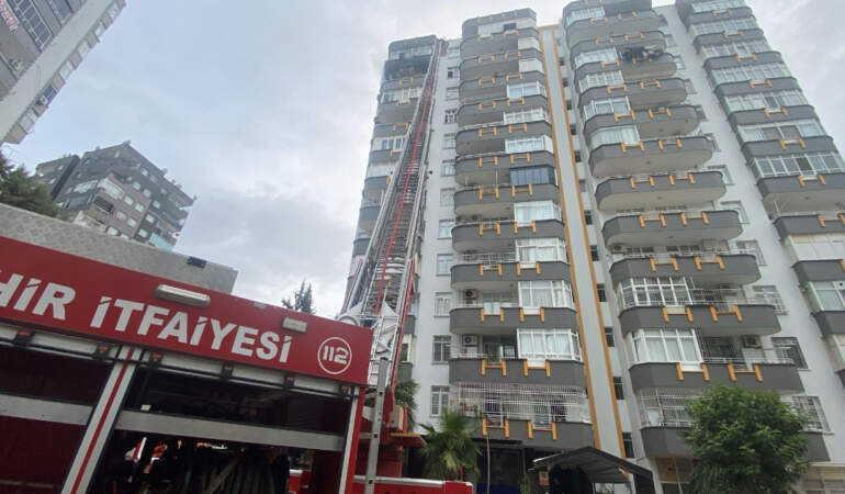 Adana’da 12 Katlı Apartmanda Yangın Paniği! Ev Kullanılamaz Hale Geldi