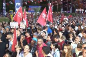 Adana’da Zeydan Karalar Protestosu: Vatandaşlar Belediye Önüne Akın Etti