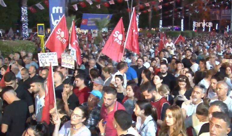 Adana’da Zeydan Karalar Protestosu: Vatandaşlar Belediye Önüne Akın Etti